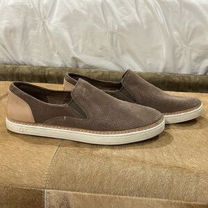 UGG AUSTRALIA ADLEY PERF SLIP-ON-SIZE 9
